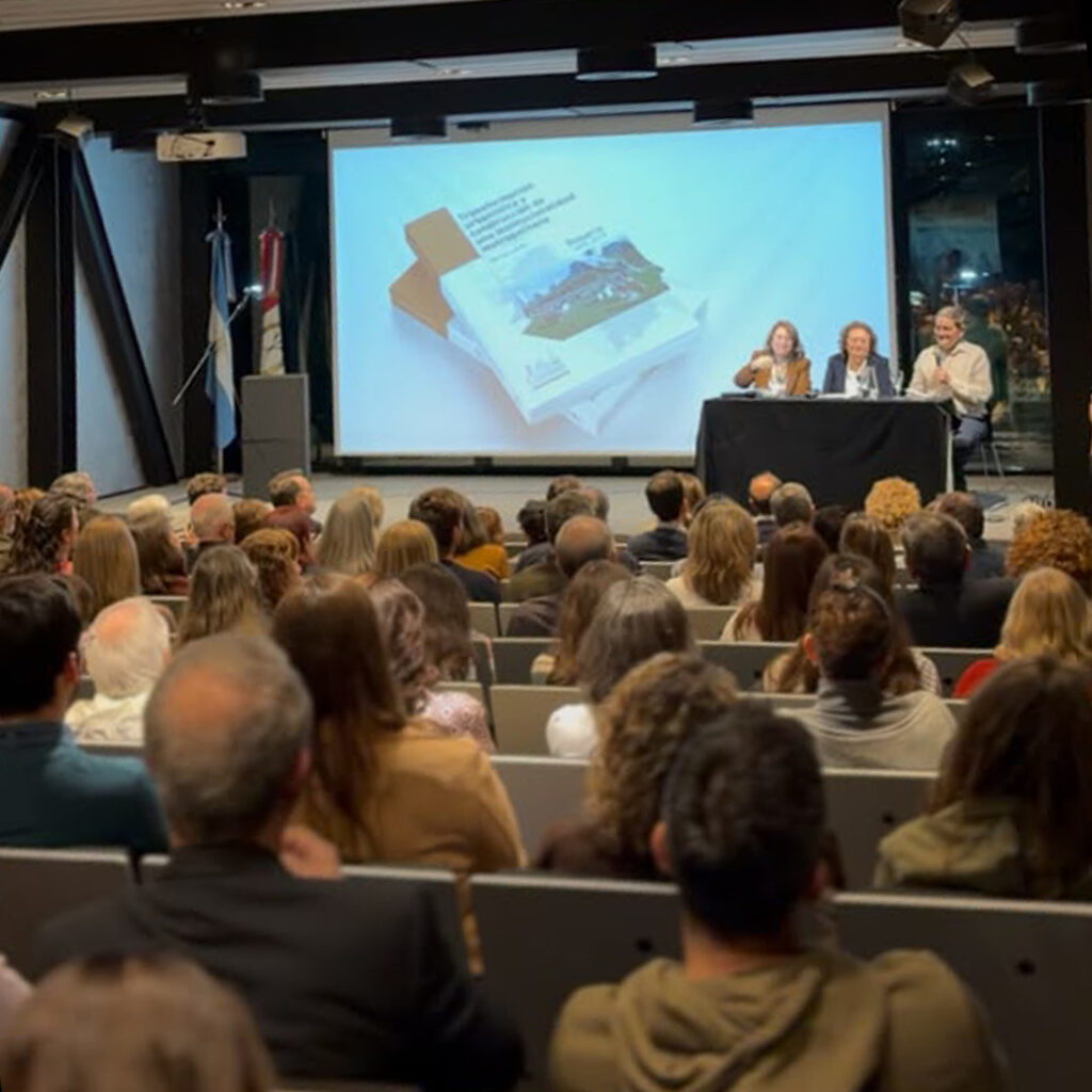 La presentación del libro de Mirta Levin colmó el auditorio del Colegio